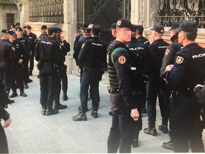 Un grupo de policías acude este domingo a votar en la Delegación de Gobierno de Barcelona.