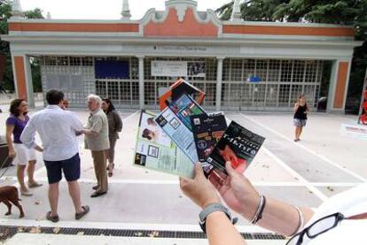 Folletos de las obras programadas para julio en el teatro Casa de Vacas.