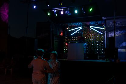 Mis tías bailando juntas frente a la disco móvil.