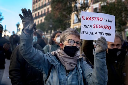 La apertura del mercadillo madrileño este domingo ha puesto fin a meses de negociación y enfrentamiento entre el Ayuntamiento y los comerciantes del Rastro.