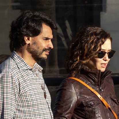 Isabel Díaz Ayuso pasea por Madrid con su novio Alberto González Amador el 6 de febrero de 2022