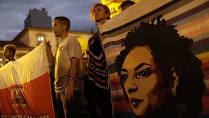 Manifestantes seguram bandeira com rosto de Marielle Franco, no dia 23 de setembro, no Rio.