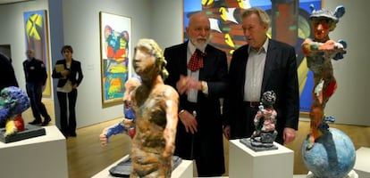 Markus Lüpertz, a la derecha, junto a su galerista Michael Werner en una de las salas de su antológica en el Museo de Bellas Artes. 