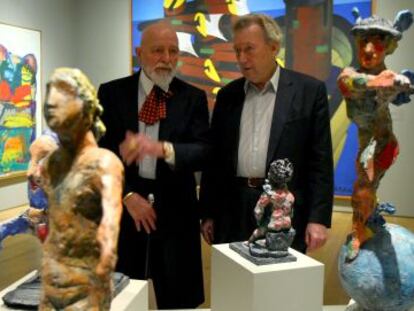 Markus Lüpertz, a la derecha, junto a su galerista Michael Werner en una de las salas de su antológica en el Museo de Bellas Artes.