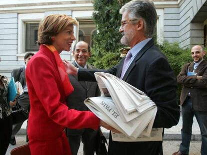 El presidente del Congreso, Manuel Marín, saluda a la secretaria de Estado de Defensa, Soledad López.