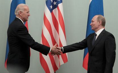 Joe Biden (izquierda) y Vladímir Putin, cuando el estadounidense era vicepresidente de la Administración Obama, en una reunión en marzo de 2011.