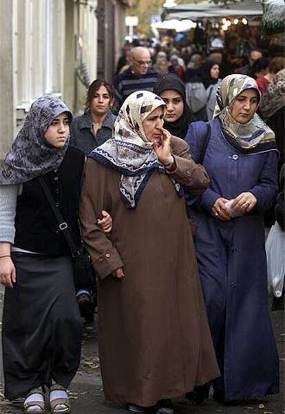 Varias mujeres musulmanas pasean por la llamada Pequeña Estambul, en el distrito berlinés de Kreuzberg.