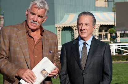 Dennis Farina y Dustin Hoffman en una escena de 'Luck'