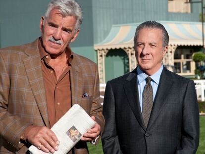 Dennis Farina y Dustin Hoffman en una escena de 'Luck'