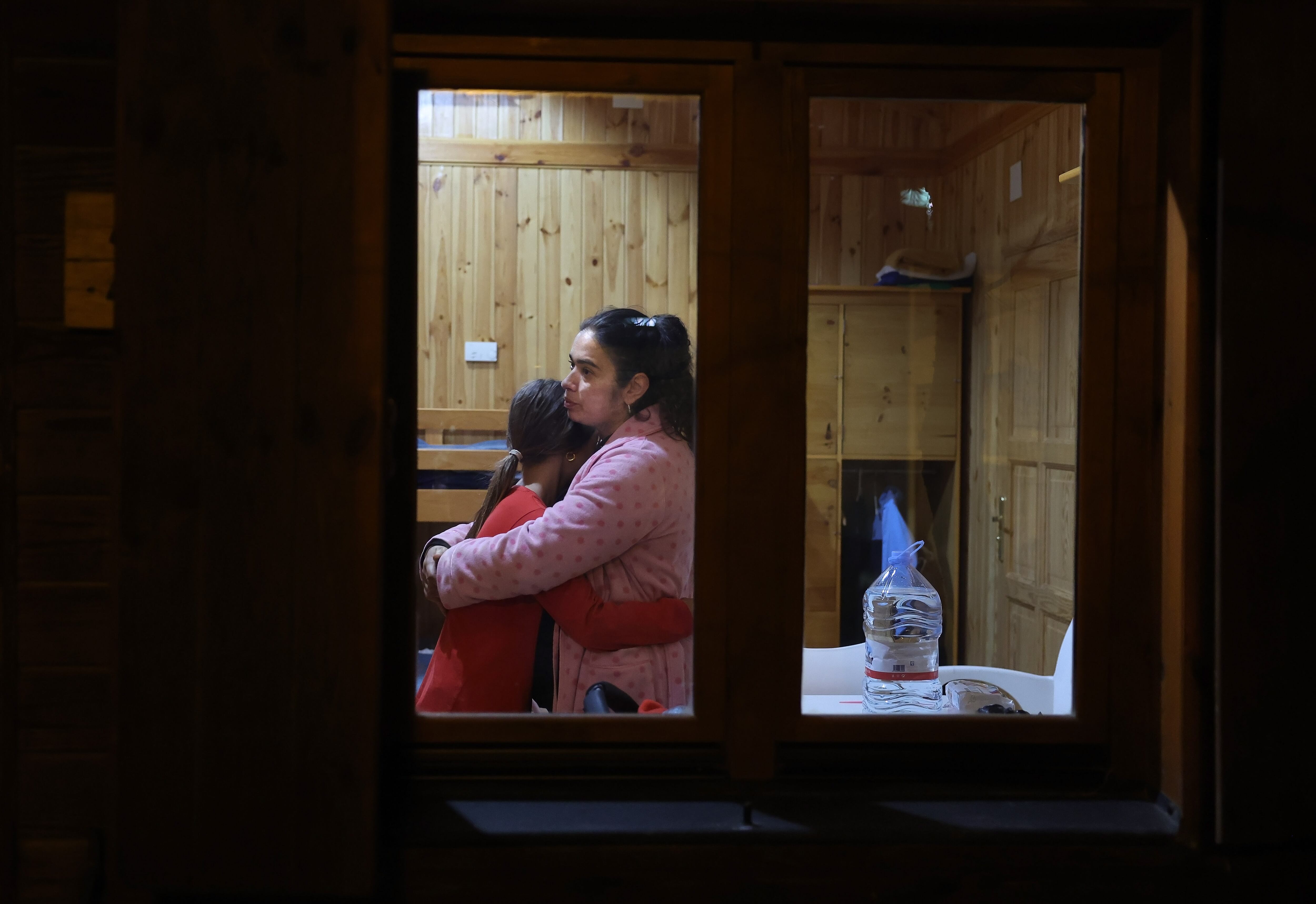 María Luisa Hernández junto a su hija en una cabaña del Centro Ambiental El Vedat en Torrent, su hogar temporal después de quedarse sin casa el 29 de octubre.