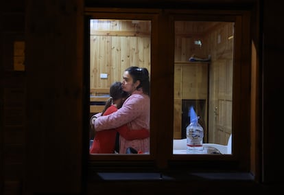 María Luisa Hernández junto a su hija en una cabaña del Centro Ambiental El Vedat en Torrent, su hogar temporal después de quedarse sin casa el 29 de octubre. 