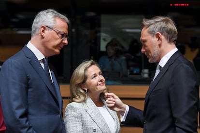 El ministro de Economía francés, Bruno Le Maire (izquierda), junto a la vicepresidenta primera del Gobierno, Nadia Calviño, y el ministro de Finanzas alemán, Christian Lindner.
