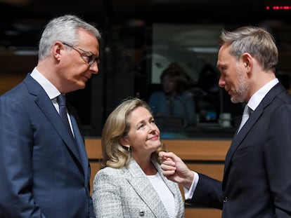 El ministro de Economía francés, Bruno Le Maire (izquierda), junto a la vicepresidenta primera del Gobierno, Nadia Calviño, y el ministro de Finanzas alemán, Christian Lindner.