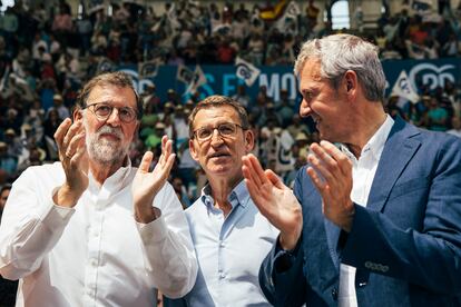 De izquierda a derecha, el expresidente del Gobierno Mariano Rajoy, el presidente del Partido Popular y candidato a la Presidencia del Gobierno, Alberto Núñez Feijóo y el presidente de la Xunta de Galicia Alfonso Rueda.