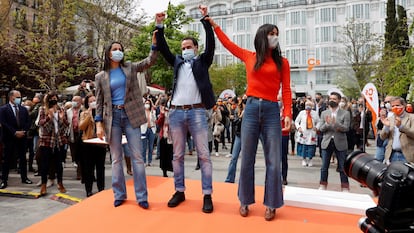 El candidato de Ciudadanos, Edmundo Bal, junto a Inés Arrimadas y Begoña Villacís, durante el acto de presentación de su candidatura.