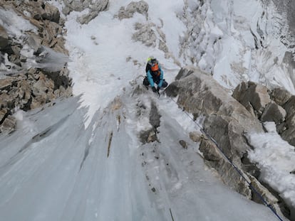 Hlias Millrioux en uno de los largos ms tcnicos, en el Nuptse.