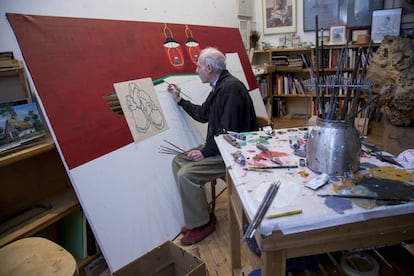 Eduardo Arroyo en su estudio de Madrid. 