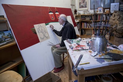 Eduardo Arroyo en su estudio de Madrid.
