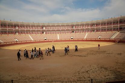 Visitantantes en el ruedo durante las jornadas de puertas abiertas tras su rehabilitación.