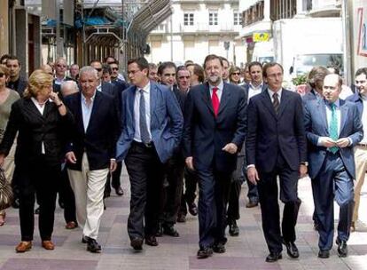 De izquierda a derecha, Usandizaga, Arenas, Basagoiti, Rajoy, Alonso y Barrio, durante un paseo por las calles de Vitoria.