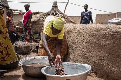 Con 576 casos confirmados y al menos 36 fallecidos en distintas ciudades, en Burkina Faso se teme que la covid-19 se expanda por las zonas rurales, donde el acceso al agua y a productos básicos de higiene personal muchas veces escasea. Por eso, ahora más que nunca, el jabón de karité cobra especial importancia en el interior del país. En la provincia de Koudougou, un grupo de 179 mujeres, repartidas en 12 pequeños grupos de unas 15 o 20, han formado la cooperativa Manegbzanga. Producen de manera artesanal unas 100 toneladas de jabón de karité al año.