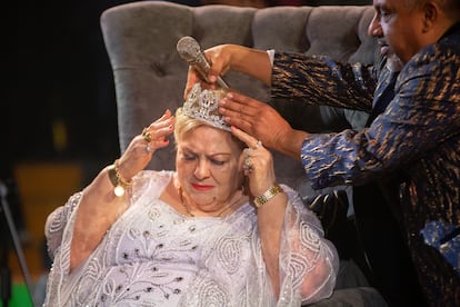 La cantante Paquita la del barrio recibe el reconocimiento de Reina de los Migrantes al final de su presentación.