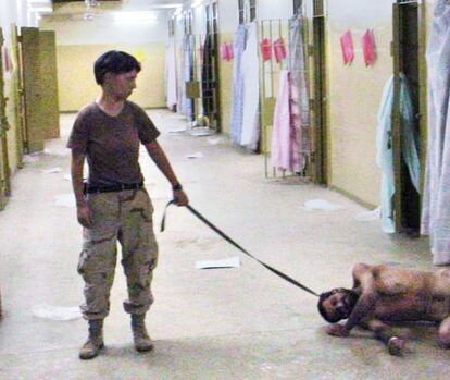 La soldado Lynndie England arrastra a un prisionero iraquí en la prisión de Abu Ghraib. Las imágenes de las torturas inferidas a presos en Abu Ghraib dieron la vuelta al mundo. Once soldados fueron condenados a penas de cárcel. La soldado England recibió una pena de tres años de prisión y fue expulsada del Ejército estadounidense.