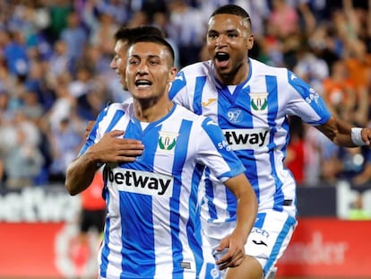 Óscar celebra su gol ante el Bacelona. 