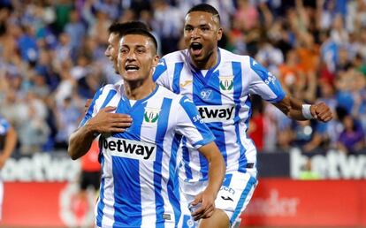 Óscar celebra su gol ante el Bacelona. 