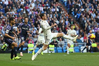 Gareth Bale chuta el balón.