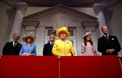 Madame Tussauds inaugura su nuevo balcón real con las figuras de cera del príncipe Carlos, su mujer Camilla, la reina Isabel, el príncipe Felipe y los duques de Cambridge, Guillermo y Catalina en Londres (Gran Bretaña).