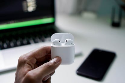 Auriculares AirPods de Apple dentro de su funda de transporte