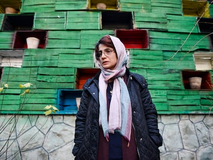 La abogada iraní Nasrin Sotudeh, en el jardín de su oficina de Teherán, en diciembre de 2014.