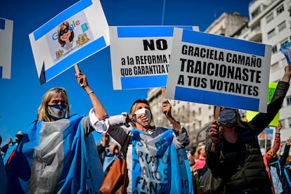 Protesto contra a reforma judicial realizado quinta-feira em frente ao Congresso argentino.