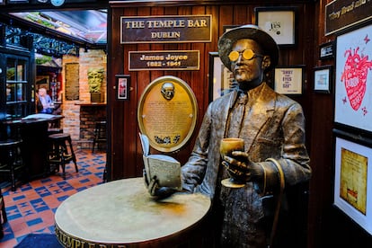 Una escultura de James Joyce en el 'pub' The Temple Bar, en Dublín.