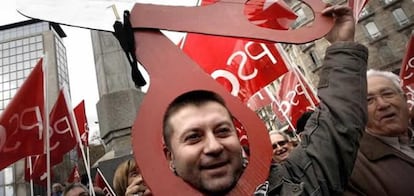 Un participante de la manifestación en Barcelona disfrazado con una tijera