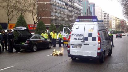 El cuerpo de la víctima sobre el asfalto.