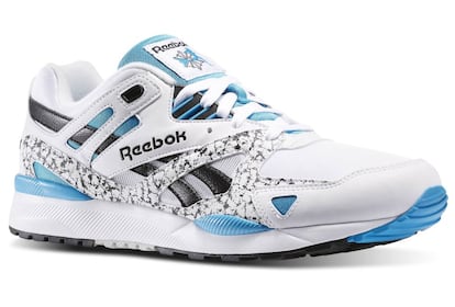 Si algo definía a los clásicos deportivos de los noventa era su vocación vanguardista sin complejos: altas dosis de color, materiales futuristas, estampados llamativos y combinación de plástico, textil y piel. Las Reebok Ventilator II Tech 90's fueron creadas a principios de la década para satisfacer las necesidades de los corredores de larga distancia. Sus paneles laterales transpirables –de ahí el nombre– las convirtieron en un icono inmediato que pronto se emancipó de las maratones y las pistas de atletismo para hacer su entrada triunfal en la moda urbana, esa misma que ahora vemos revivida en decenas de colecciones, videos musicales y revistas.