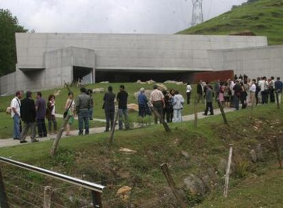 Visitantes en la jornada inaugural del recinto que acoge en Deba la recreación de las pinturas rupestres.