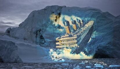 Imagen de la proyecci&oacute;n de prueba del Titanic sobre un iceberg en el Polo Norte, del artista suizo Gerry Hofstetter.