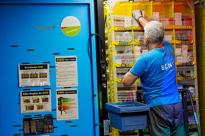 Un empleado de Amazon en Barcelona cargaba el miércoles una de las estanterías con productos para su distribución posterior.