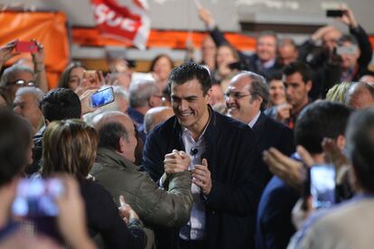 Pedro Sánchez (i), saluda a los simpatizantes durante el acto electoral de cierre de campaña que los socialistas han celebrado esta noche en Fuenlabrada.