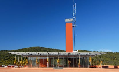 Rodeada por colinas cubiertas de bosque mediterráneo y viñedos de Chianti, la bodega de Rocca di Frassinello, inaugurada en 2007, es obra de Renzo Piano. El proyecto "retoma las formas tradicionales de la arquitectura toscana en una moderna estructura de inspiración industrial", se puede leer en la descripción del arquitecto genovés.