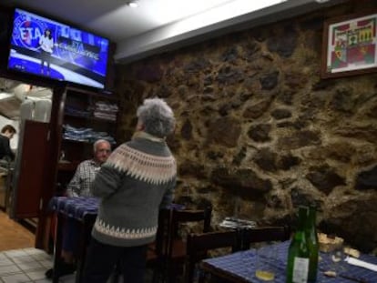 La banda envió una carta para mostrar que su decisión de disolverse es definitiva y concluyente , según fuentes de la izquierda abertzale