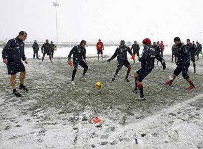 Los jugadores de Osasuna entrenan en sus instalaciones de Navarra en medio de una intensa nevada.