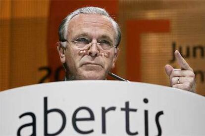 Isidre Fainé se dirige a los accionistas de Abertis en el Palacio de Congresos de Catalunya, en Barcelona.