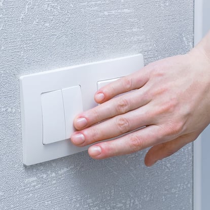 Artículo de EL PAÍS Escaparate que describe una serie de trucos y productos para ahorrar en la factura de la luz.