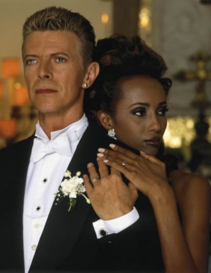 El cantante David Bowie y su mujer la modelo Iman.