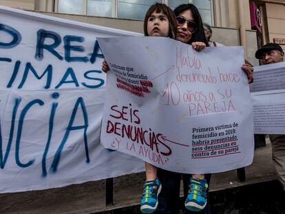 Un grupo de mujeres protestó para exigir el fin de la violencia contra las mujeres en Santiago, Chile.