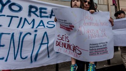 Un grupo de mujeres protesta para exigir el fin de la violencia contra las mujeres en Santiago, Chile.